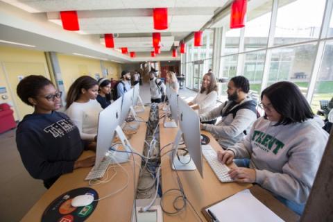 Gzowski students using the computer lab.