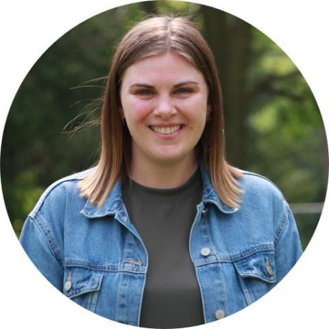 A headshot photo of Lindsay 