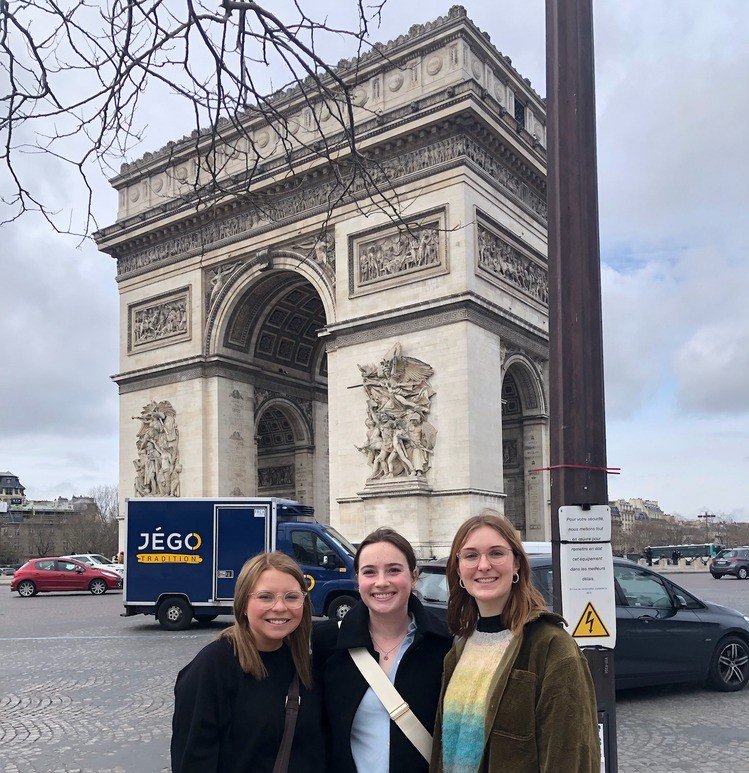 girls in front of arc de triomph