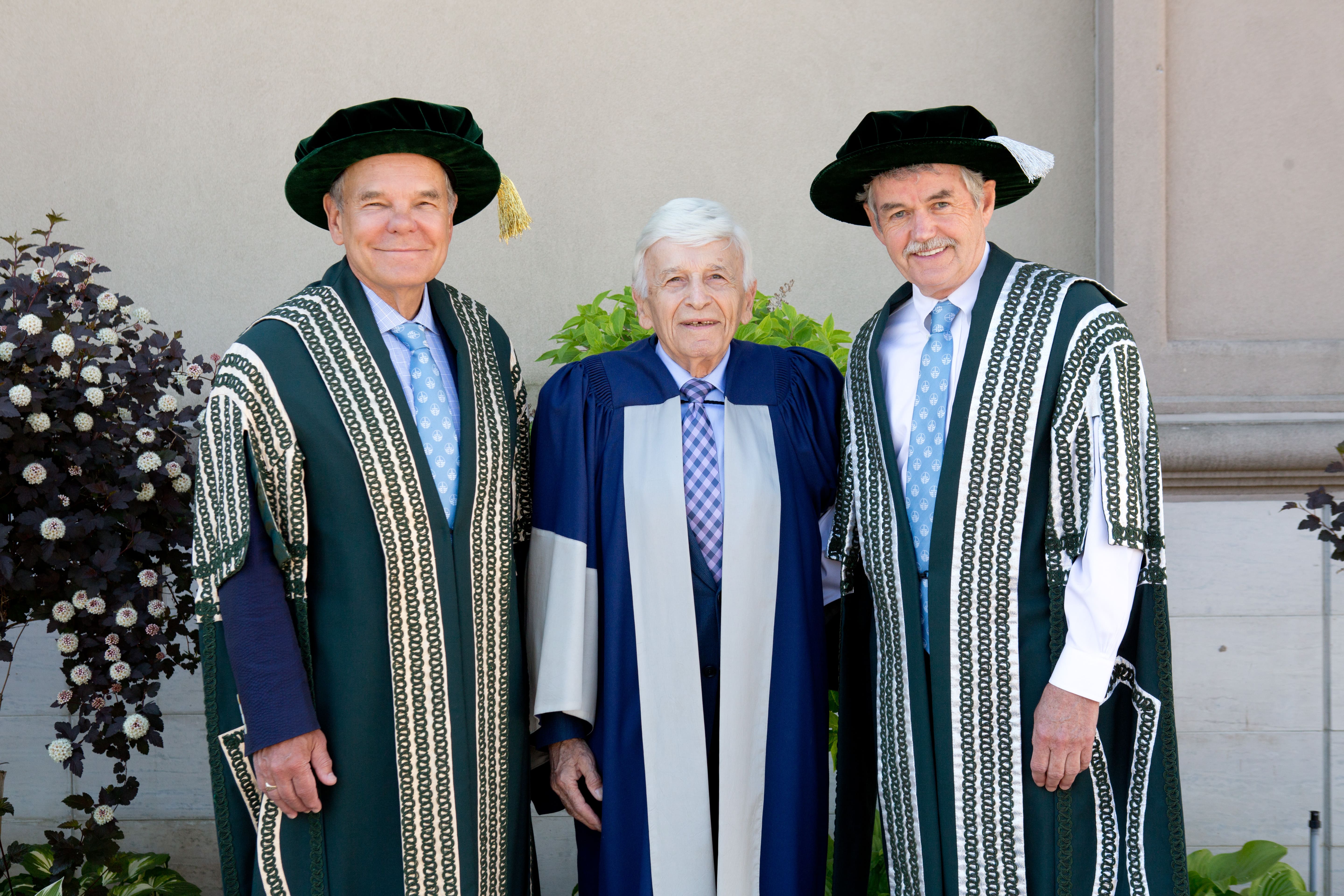 Chancellor Don Tapscott poses for a photo with Max Eisen and President and Vice-Chancellor Leo Groarke