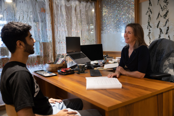 student speaking to advisor