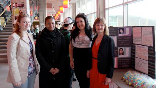 Students Shalafae Maracle, Brenna Lawrence and Keeana Drummond with Indigenous Studies professor Dr. Rhonda Paulsen at the Community Cafe