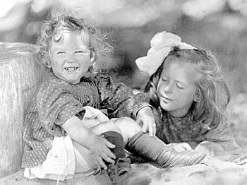 sisters playing 1911 (1)