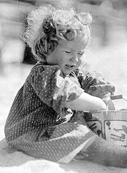 Marjorie playing 1911 (2)