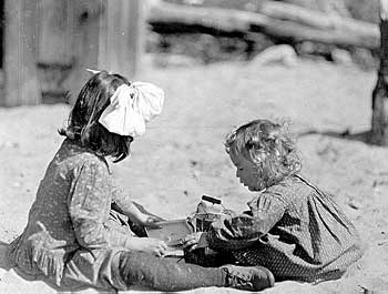 sisters playing 1911 (1)