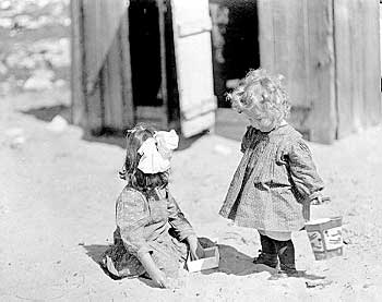 sisters playing 1911 (3)