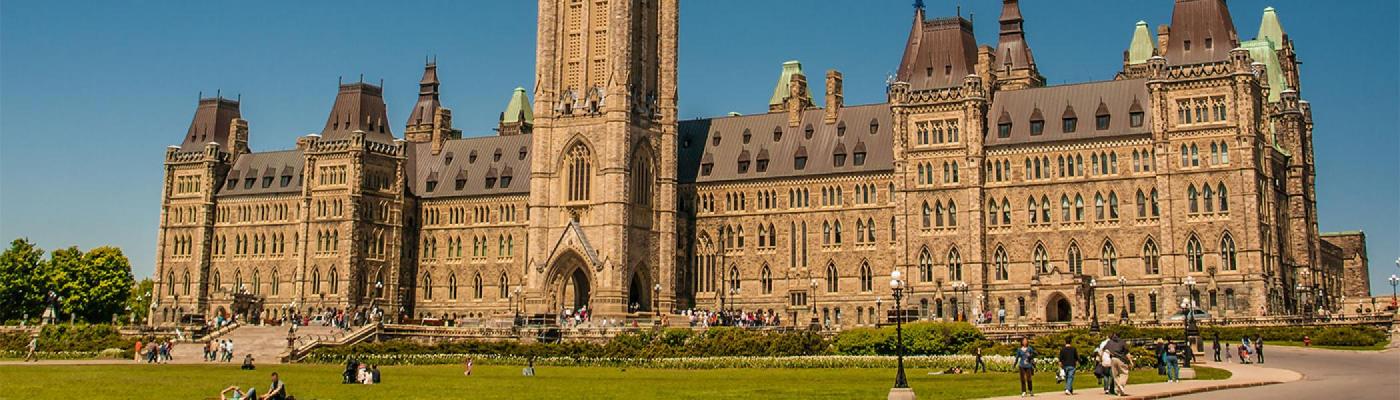 Picture of Ottawa's Parliamentary precinct with a clear blue sky behind. 